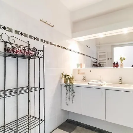 2 Bedroom Lovely In Apartment *