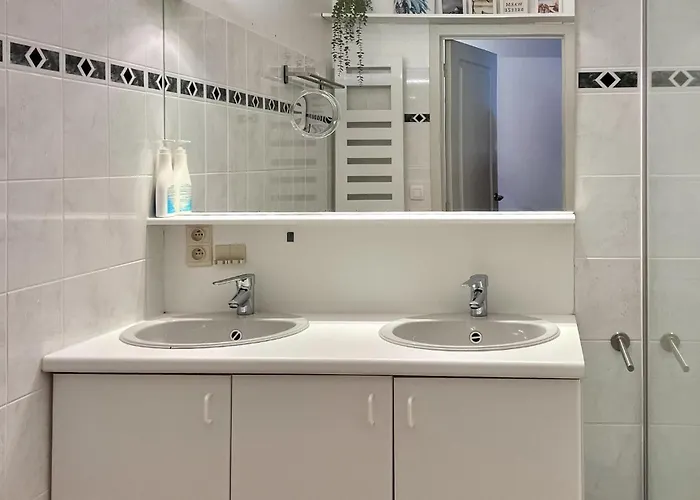 דירה 2 Bedroom Lovely In *