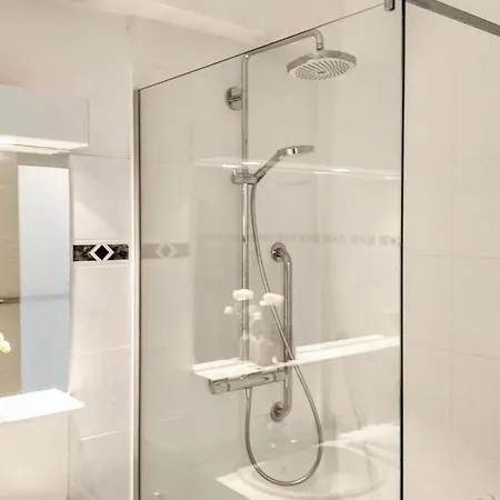 2 Bedroom Lovely In Apartment *